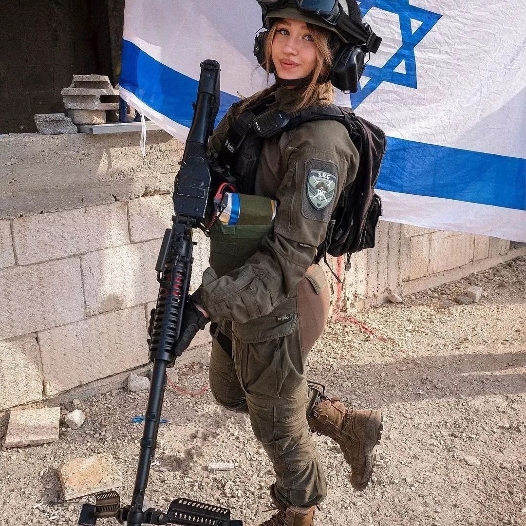 Модель OnlyFans по имени Наталья Фадеева записалась в израильскую армию и пошла на войну. Топ фото Натальи Фадеевой до того, как она надела военную форму, а позировала в костюме зайчика Playboy