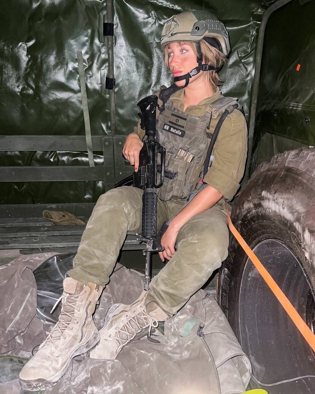 Модель OnlyFans по имени Наталья Фадеева записалась в израильскую армию и пошла на войну. Топ фото Натальи Фадеевой до того, как она надела военную форму, а позировала в костюме зайчика Playboy