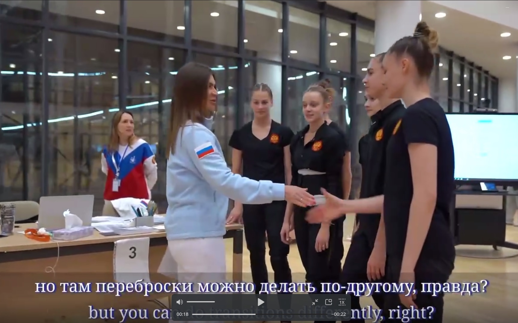 Бодренькая и свеженькая Алина Кабаева засмущала юных участниц международного турнира
