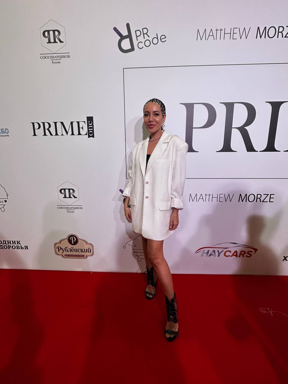 Елена Павлюченко появилась на премии Prime One Awards 2023 в белоснежном костюме и с необычной причёской