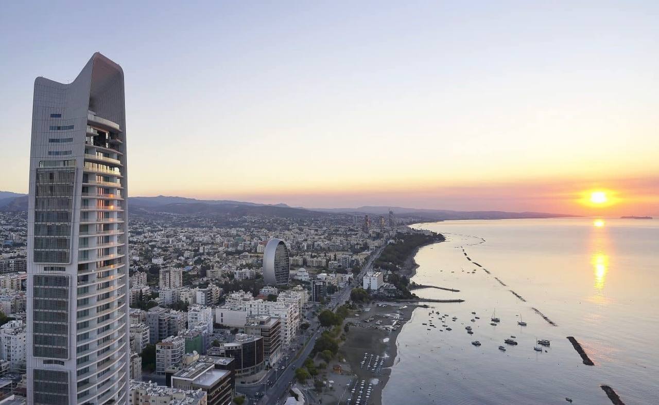 Покинув Израиль, Алла Пугачева с семьей поселилась на Кипре в трёхуровневом пентхаусе с личным бассейном. Топ фото апартаментов Аллы Пугачевой за 10 миллионов евро