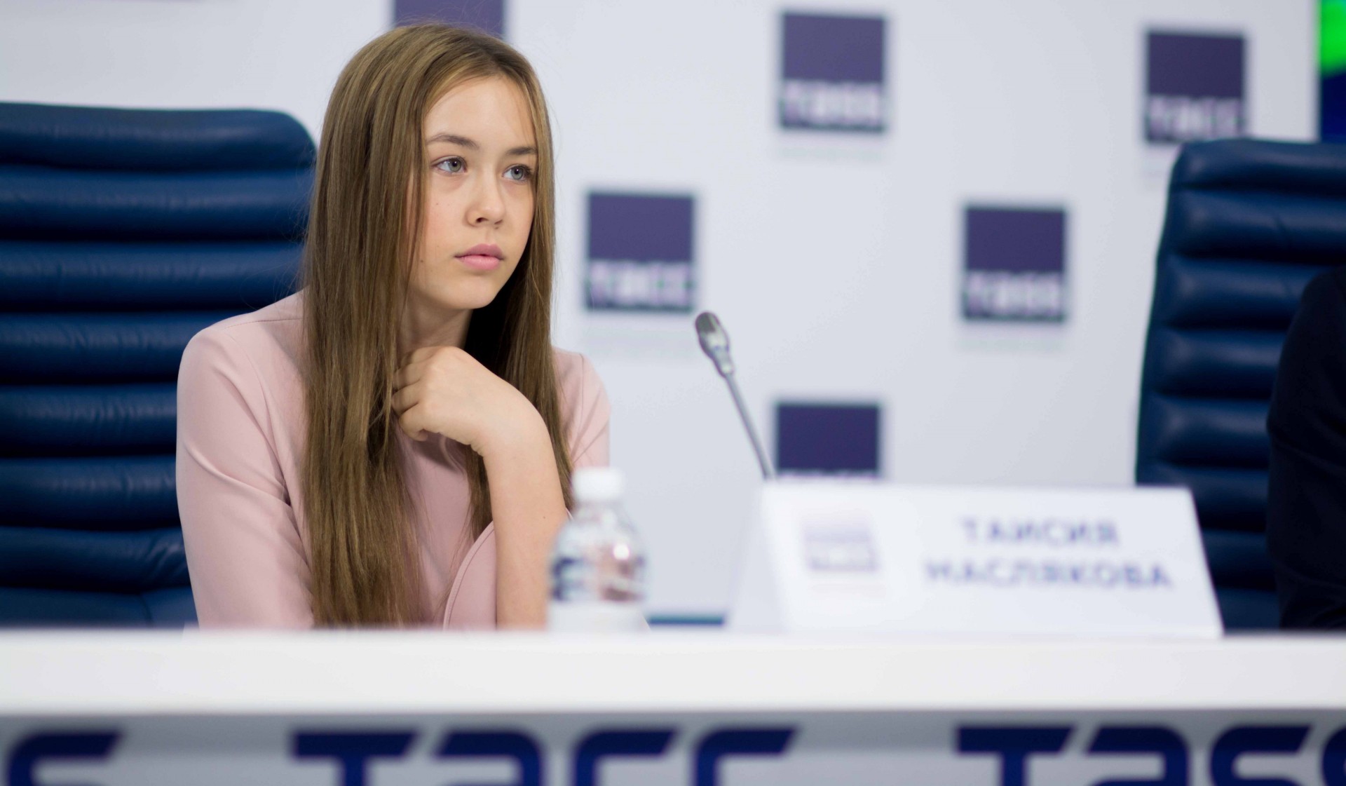 17-летняя внучка Александра Маслякова Таисия похожа на тюнингованную девушку за 30. Топ фото наследницы империи КВН