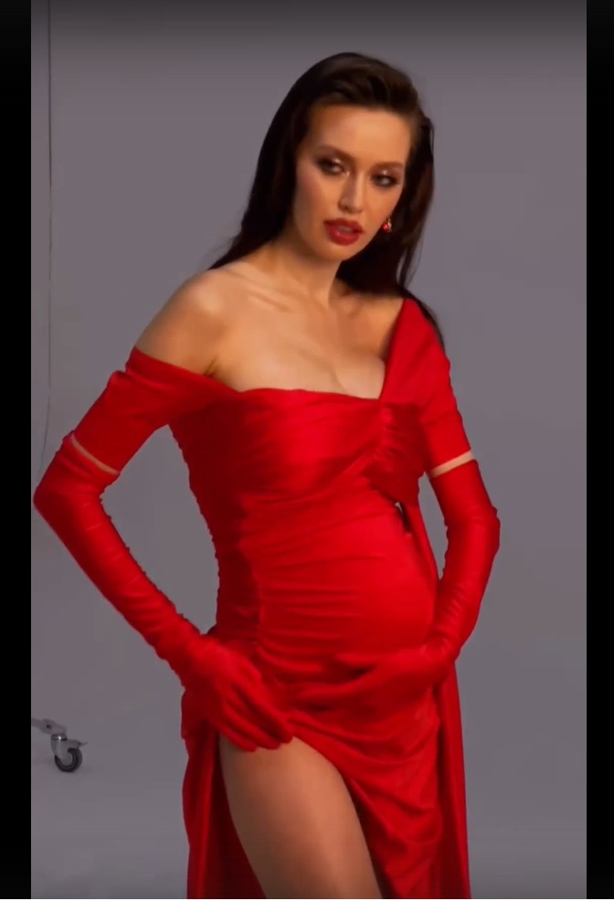 Раздобревшая Анастасия Костенко упаковала в тугую ткань заметно увеличившуюся грудь. Топ-фото Костенко в новой фотосессии на 25-ой неделе беременности