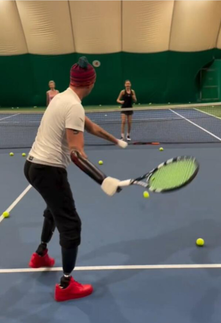 Роман Костомаров сыграл с дочкой в теннис и станцевал на дне рождения Юлии Ковальчук