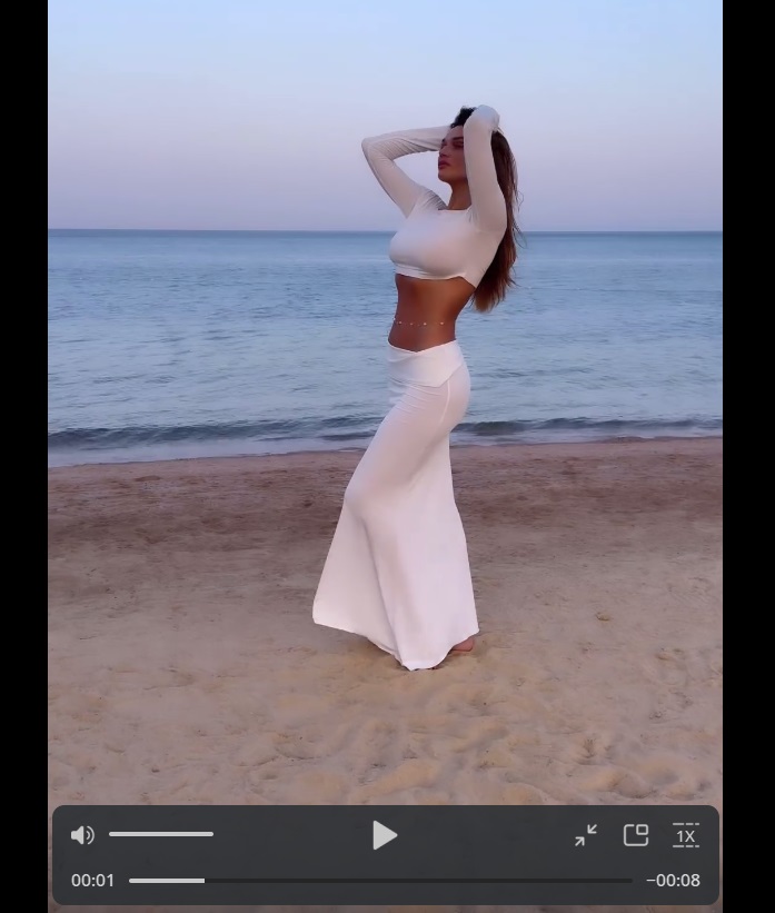 Алена Водонаева продолжила морскую тему ритуальными танцами на песке в обтягивающем белом топе на голое тело. Топ фото Алены Водонаевой с морского круиза