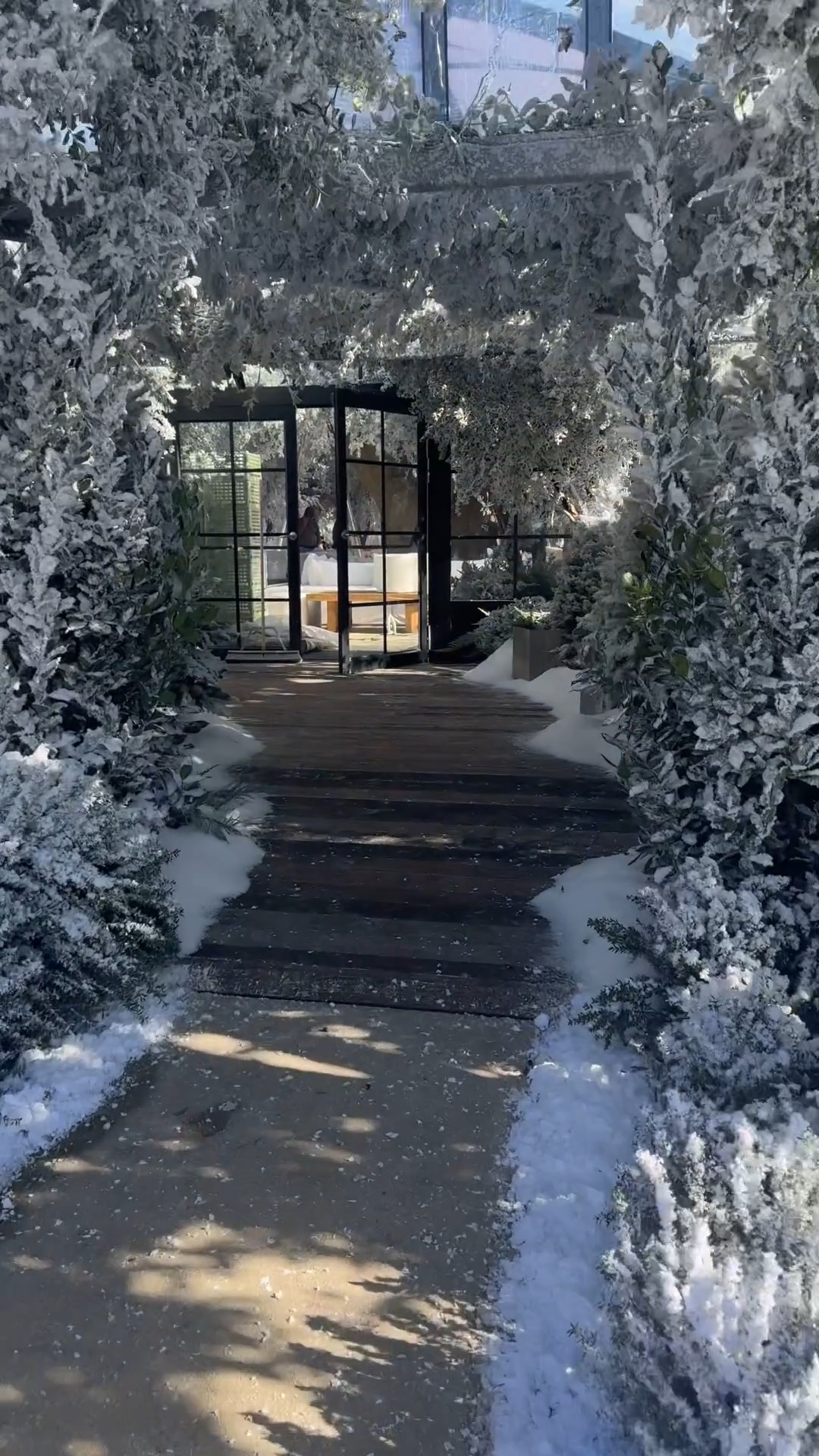 Ким Кардашьян потратила 60 000 долларов, чтобы засыпать свое поместье в Лос Анджелесе искусственным снегом и покататься на санках. Топ фото и видео с места событий