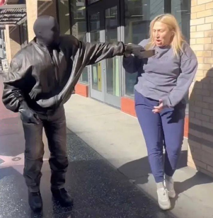 Богатый издевается над бедным. Социальное неравенство в сша. Эмбер вест слив. Успешные и нищие. Богатые дети издеваются над бедными.