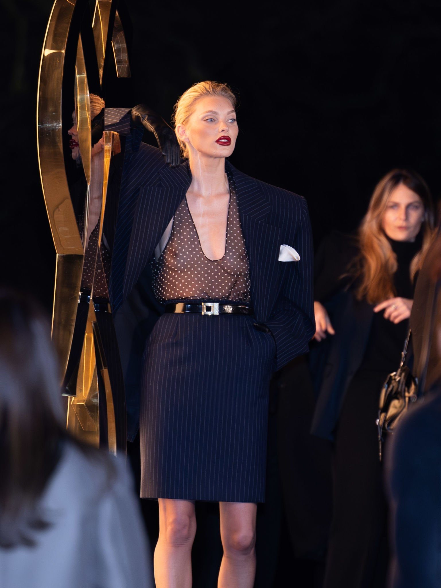 Эльза Хоск появилась на модном показе в прозрачной блузке. Топ фото и видео с показа в Париже, где моделям не понадобилось нижнее бельё