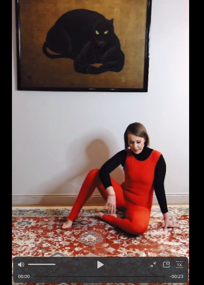Облачившись в обтягивающий костюм и засветив складки на животе, Ксения Собчак решила порекламировать ковры