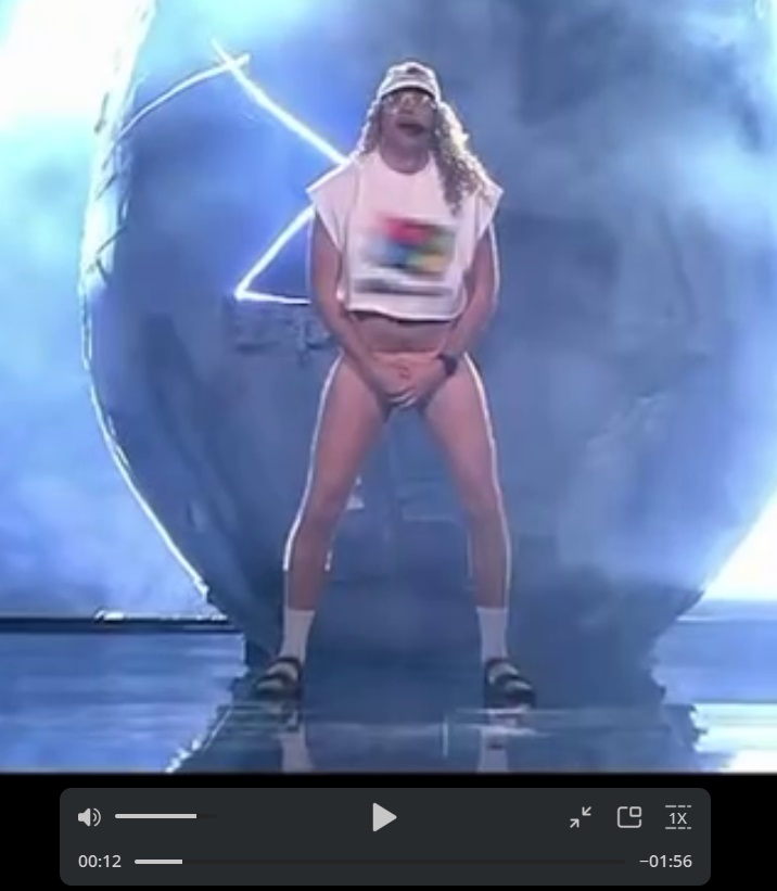 Один из участников финской группы на Евровидении носился по сцене во время выступления с голым задом