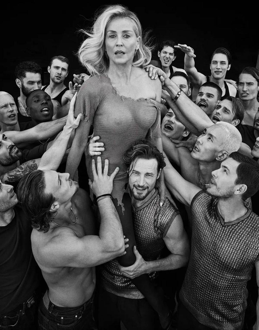 Вслед за Шэрон Стоун фотосессию топлесс сделала Эль Макферсон