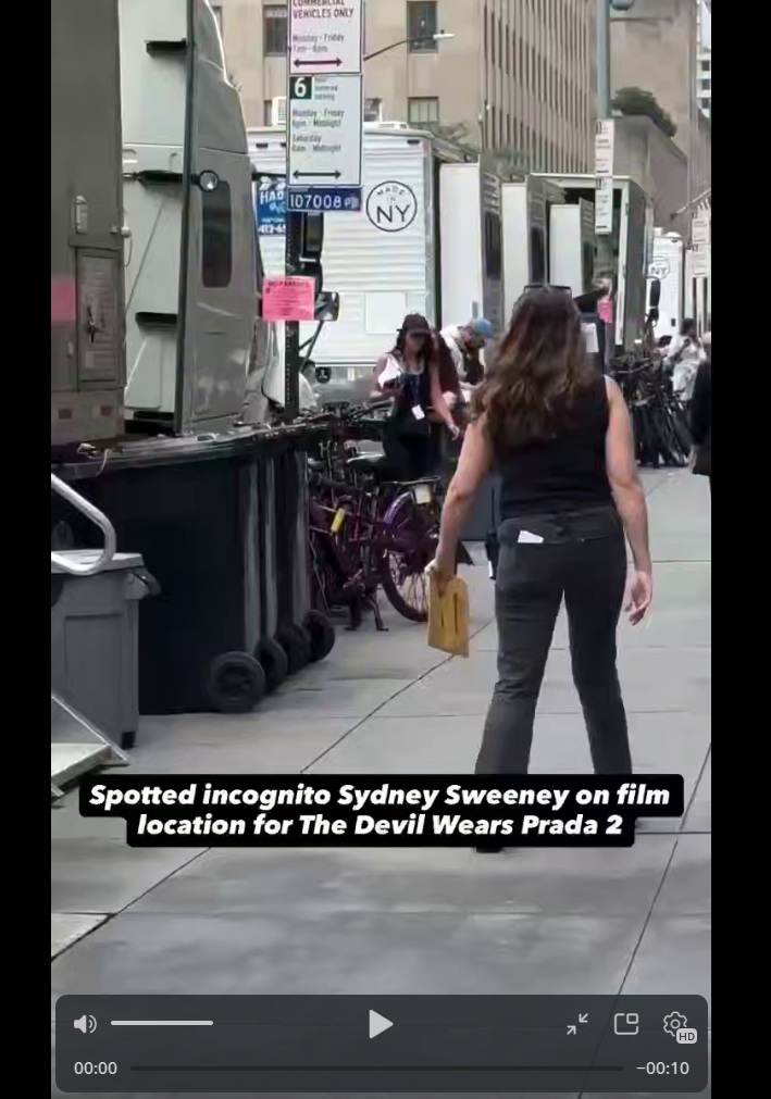 Папарацци заметили Сидни Суини на съемках «Дьявол носит Prada» Папарацци заметили Сидни Суини на съемках «Дьявол носит Prada»