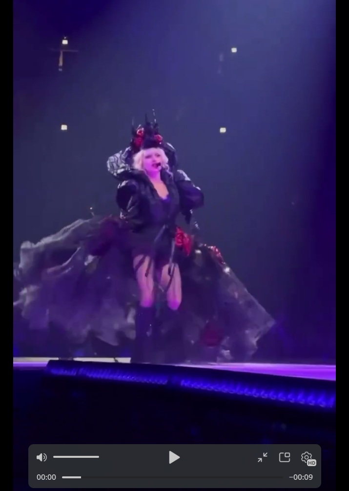 Королева монстров Леди Гага чуть не разбила себе нос на концерте