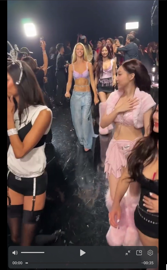 Эмили Ратаковски стала звездой шоу Victoria’s Secret, но и остальные были хороши Эмили Ратаковски стала звездой шоу Victoria’s Secret, но и остальные были хороши