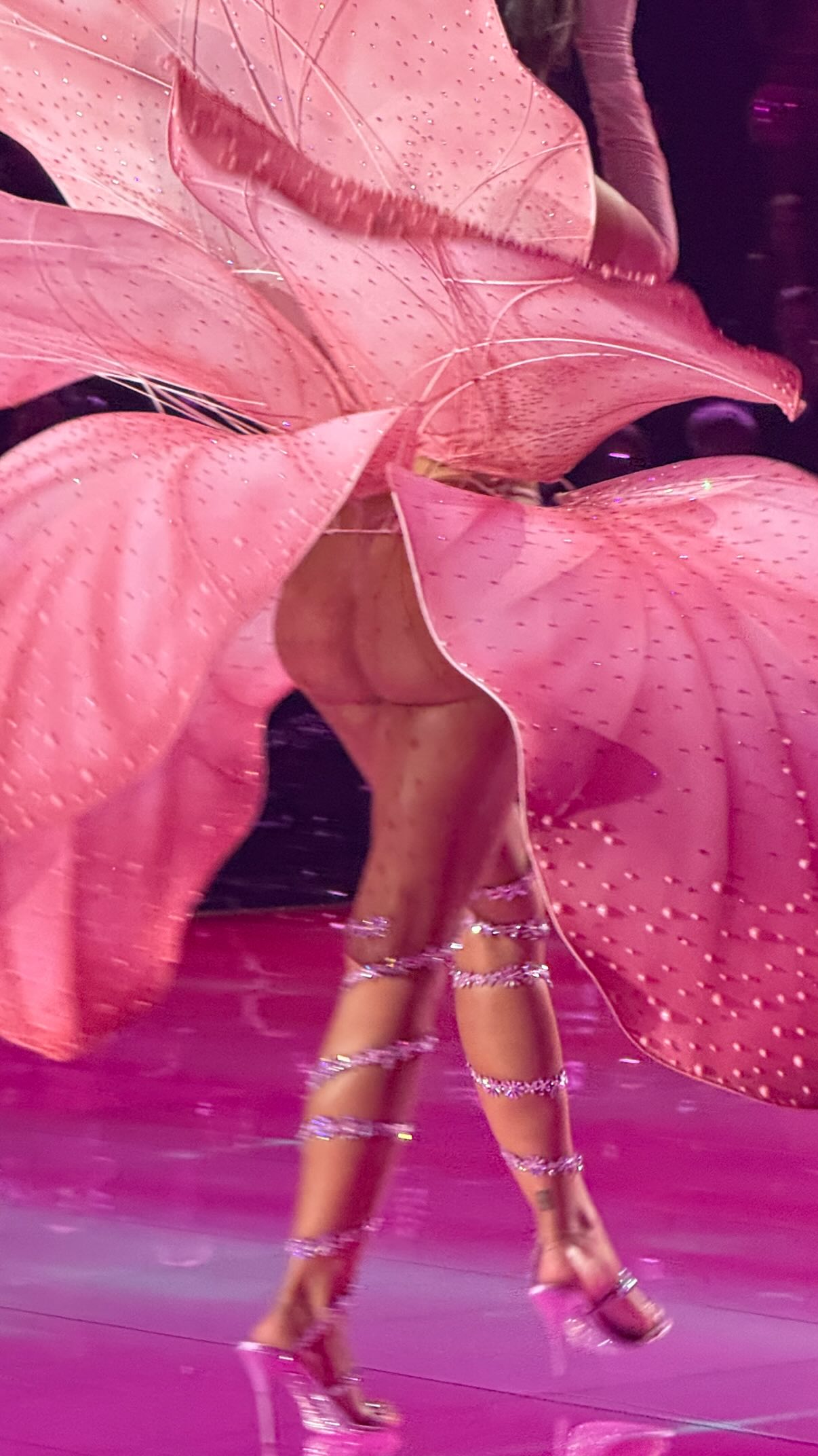 Эмили Ратаковски стала звездой шоу Victoria’s Secret, но и остальные были хороши Эмили Ратаковски стала звездой шоу Victoria’s Secret, но и остальные были хороши