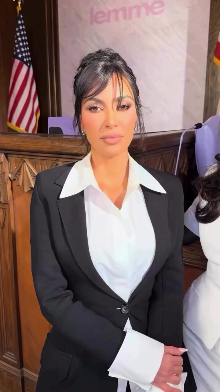 Ким Кардашьян провалила экзамен на адвоката, но преуспела в выгуливании очень голых платьев