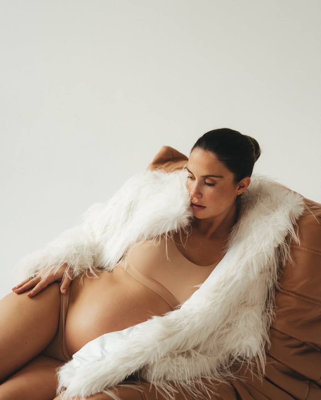 Агата Муцениеце решила опровергнуть слухи о себе беременной фотосессией