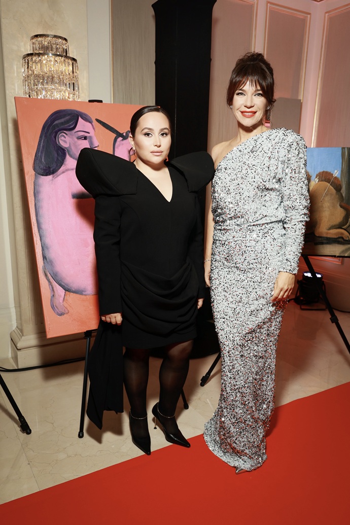 Художница Хатуна Аташян вместе с наградой на премии OK! Awards подарила певице Заре свою картину