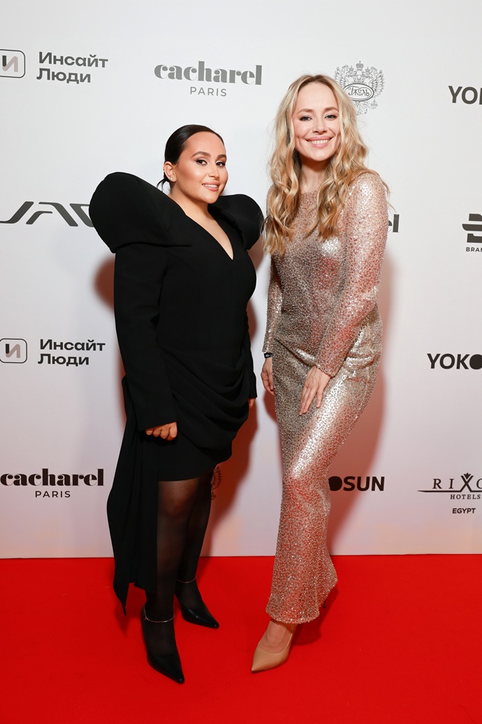 Художница Хатуна Аташян вместе с наградой на премии OK! Awards подарила певице Заре свою картину