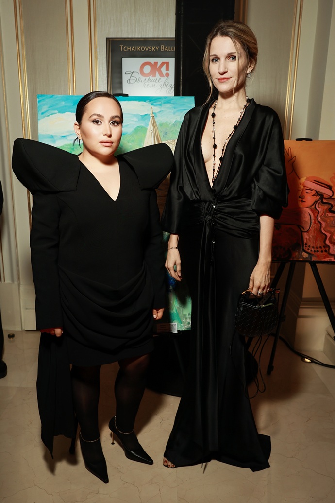 Художница Хатуна Аташян вместе с наградой на премии OK! Awards подарила певице Заре свою картину