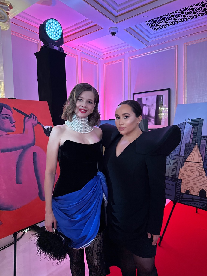 Художница Хатуна Аташян вместе с наградой на премии OK! Awards подарила певице Заре свою картину