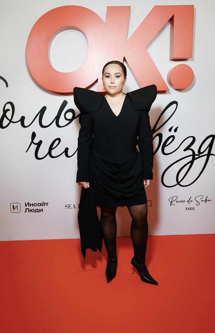 Художница Хатуна Аташян вместе с наградой на премии OK! Awards подарила певице Заре свою картину