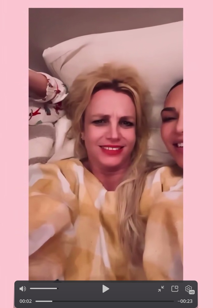 Бритни Спирс побывала в гостях у Кардашьян и похвасталась своим нижним бельем