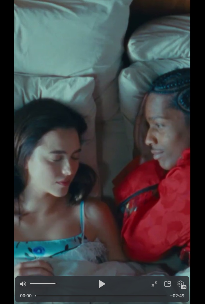 A$AP Rocky залез в постель к Маргарет Куолли A$AP Rocky залез в постель к Маргарет Куолли