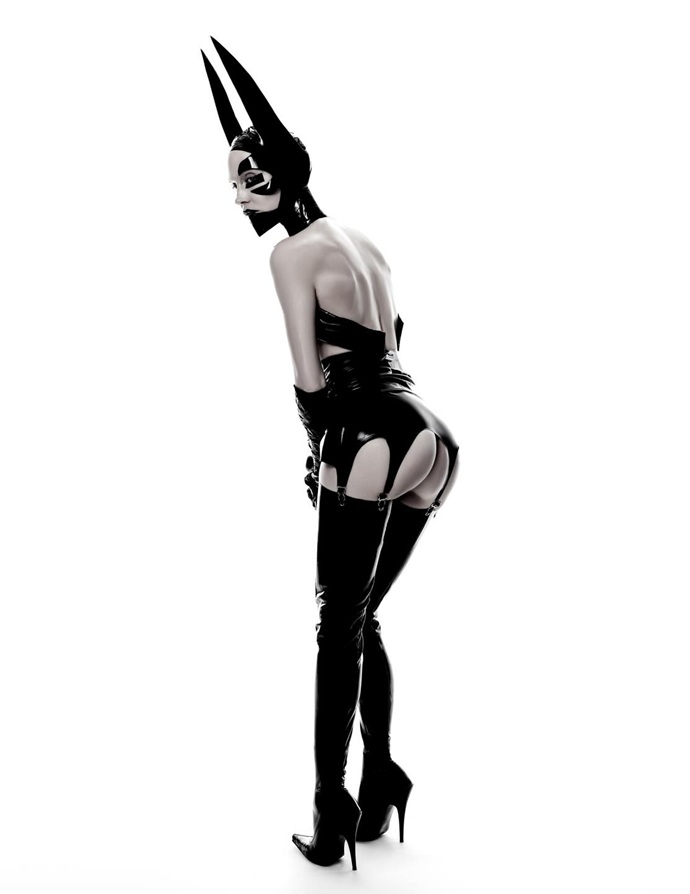 Трансформации Глюкозы превратили её в cyberpunk кролика с голой попой Трансформации Глюкозы превратили её в cyberpunk кролика с голой попой