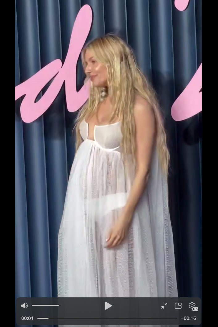 Беременная Сиена Миллер пришла на светское мероприятие в прозрачном пеньюаре