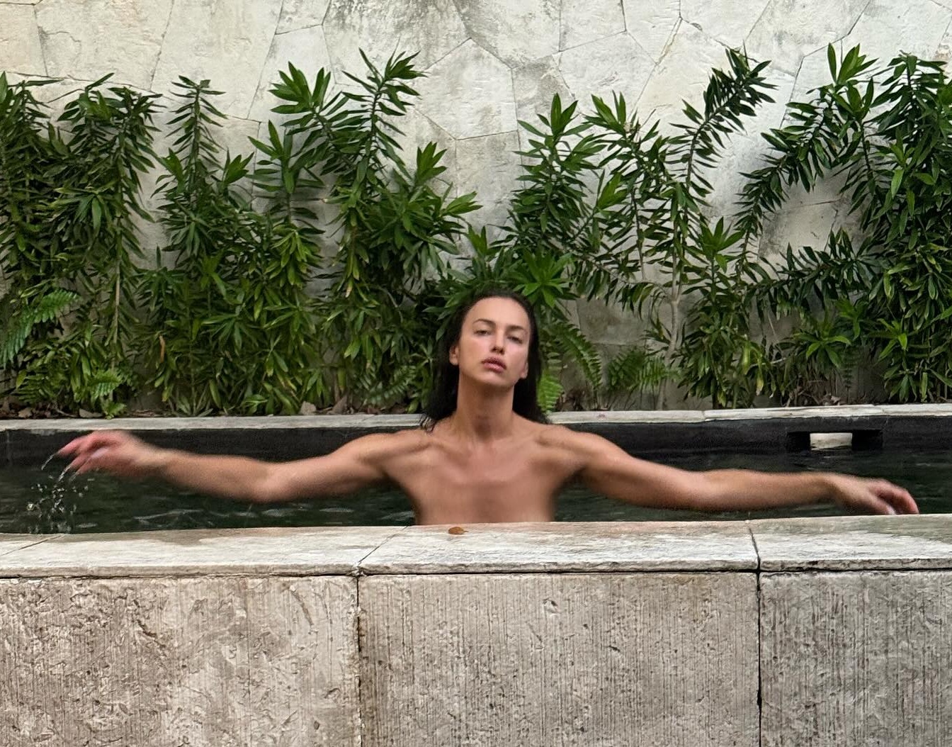 Ирина Шейк намекнула, что загорает топлес Ирина Шейк намекнула, что загорает топлес