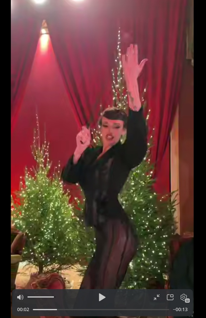 Алена Водонаева теперь ходит в прозрачных черных легинсах и белых трусах