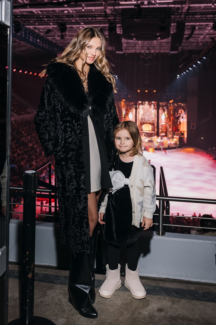 Регина Тодоренко, Лера Кудрявцева, Мария Мельникова и другие звезды стали гостями на аншлаговой премьере ледового шоу «Белоснежка» Евгения Плющенко и Яны Рудковской