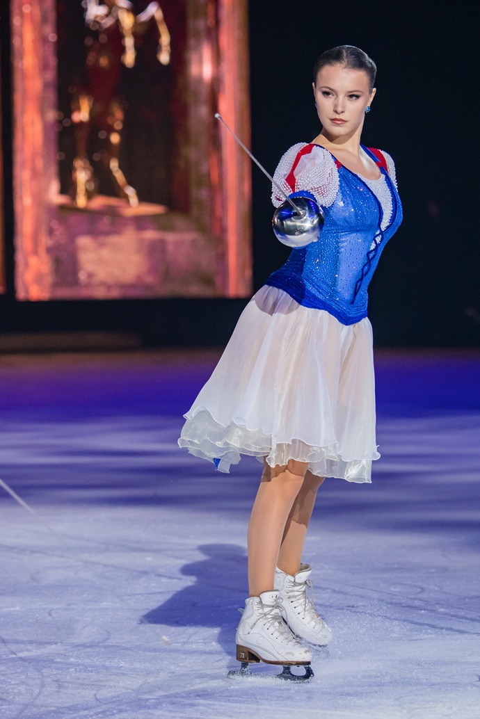 Регина Тодоренко, Лера Кудрявцева, Мария Мельникова и другие звезды стали гостями на аншлаговой премьере ледового шоу «Белоснежка» Евгения Плющенко и Яны Рудковской