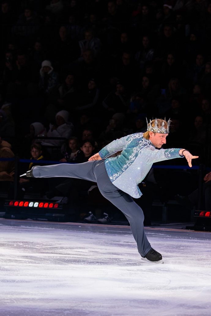 Регина Тодоренко, Лера Кудрявцева, Мария Мельникова и другие звезды стали гостями на аншлаговой премьере ледового шоу «Белоснежка» Евгения Плющенко и Яны Рудковской