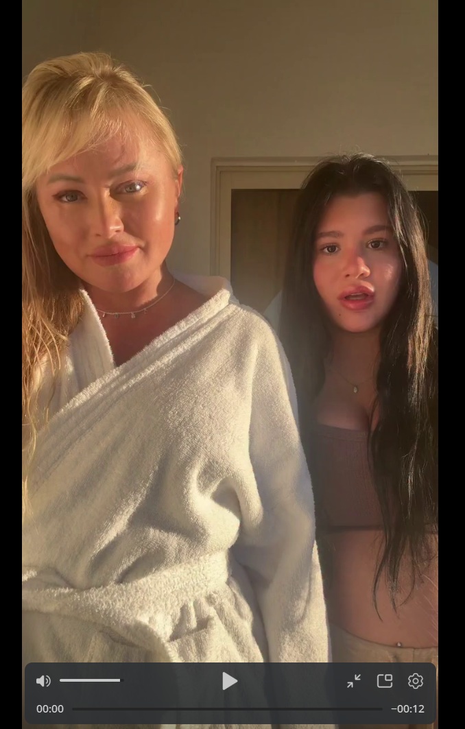 Дана Борисова обзывает дочь кабанихой и записывает с ней видео о своей беспорядочной половой жизни Дана Борисова обзывает дочь кабанихой и записывает с ней видео о своей беспорядочной половой жизни