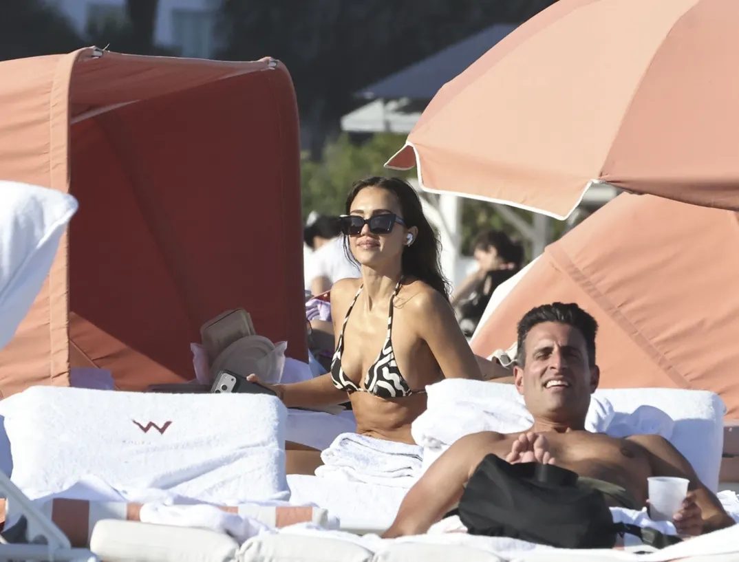 Папарацци заметили на пляже Джессику Альбу со своим молодым бойфрендом