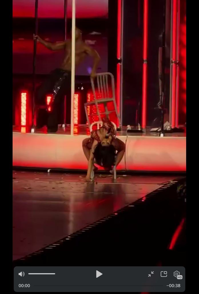 Карди Би грохнулась со стула во время собственного шоу Карди Би грохнулась со стула во время собственного шоу