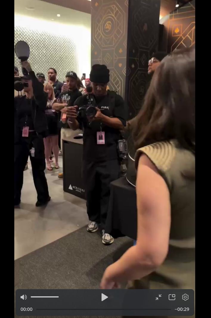 Карди Би грохнулась со стула во время собственного шоу Карди Би грохнулась со стула во время собственного шоу