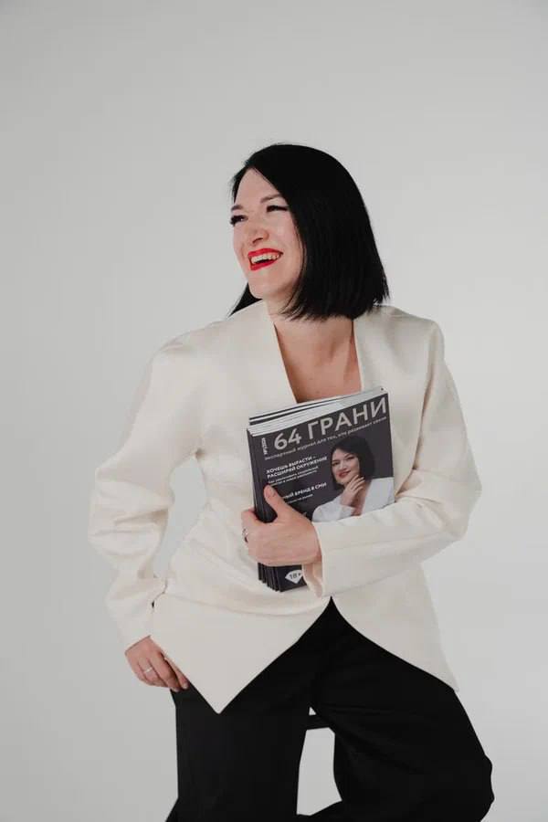 На презентации глянцевого журнала «64 ГРАНИ» вместо визиток обменивались автографами