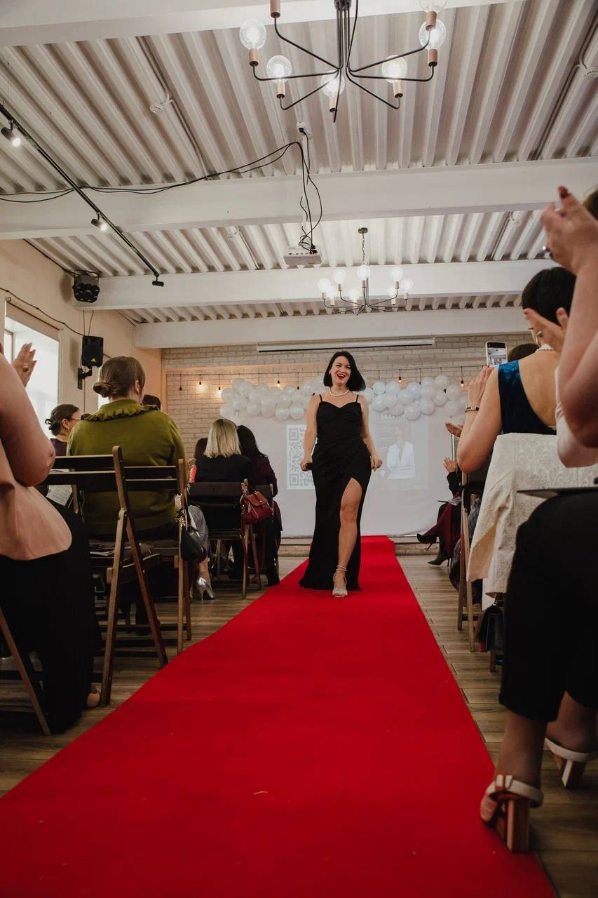 На презентации глянцевого журнала «64 ГРАНИ» вместо визиток обменивались автографами