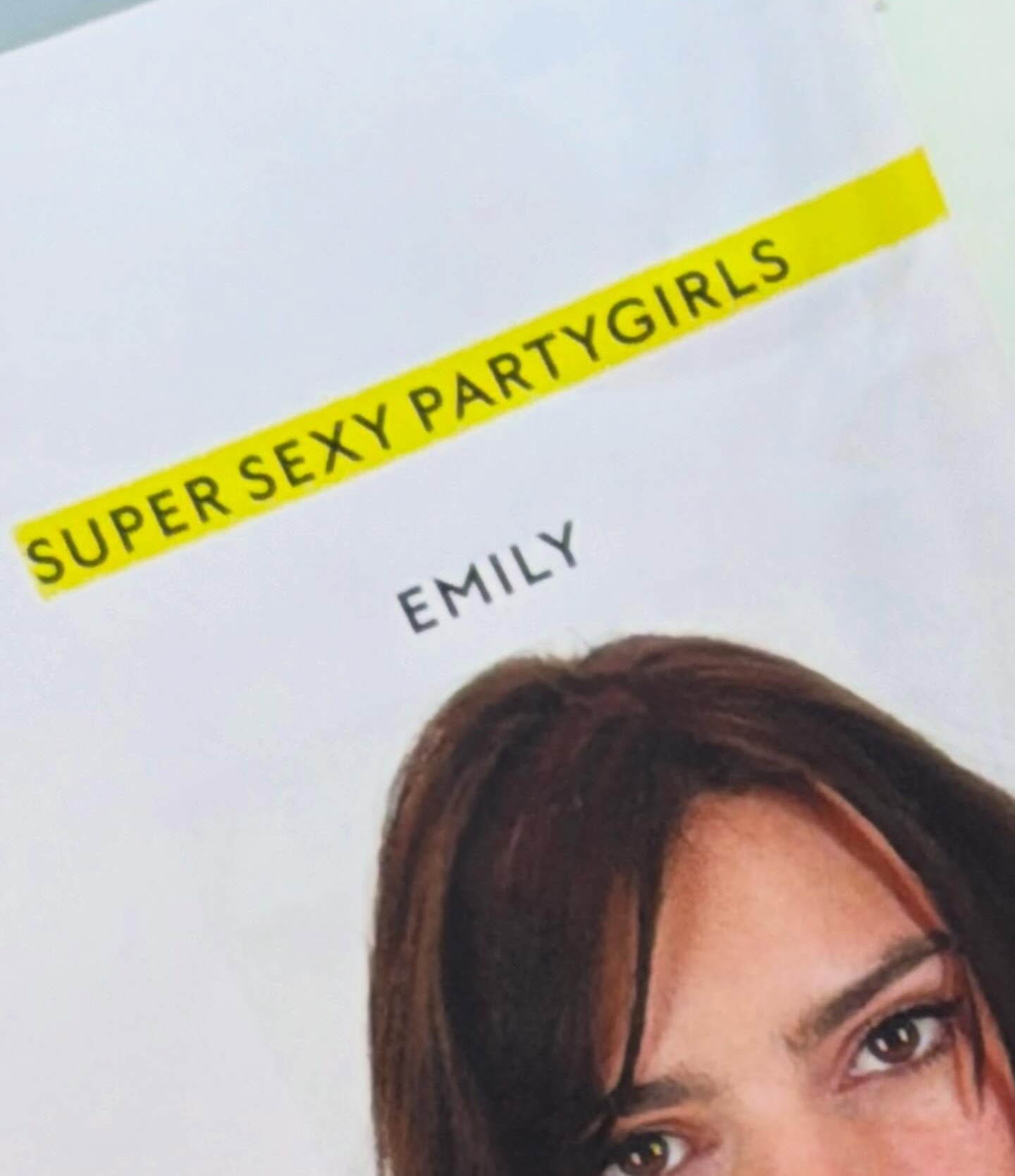 Эмили Ратаковски устроила показ нижнего белья, которого нет Эмили Ратаковски устроила показ нижнего белья, которого нет