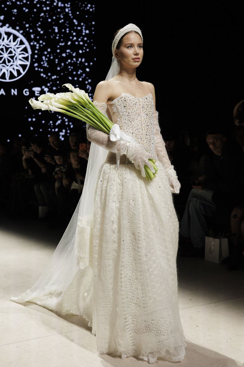 Гостей Московской недели моды очаровали магией кристаллов Гостей Московской недели моды очаровали магией кристаллов