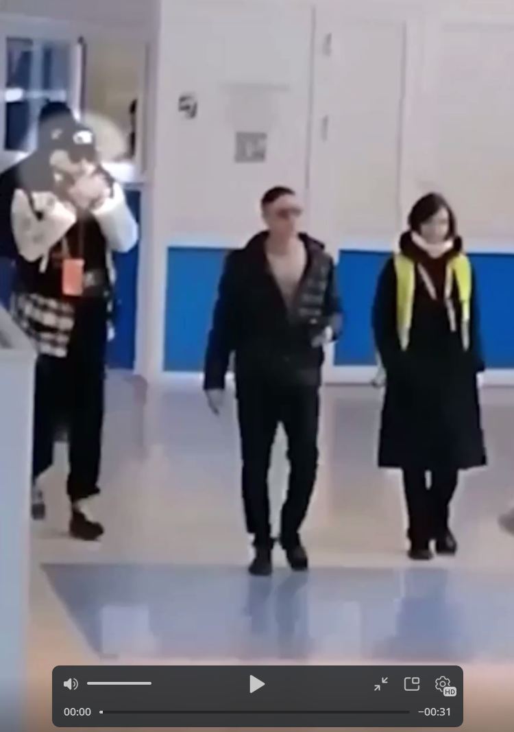 Филипп Киркоров закурил прямо в здании аэропорта и признался, что, на самом деле, он старше на 5 лет