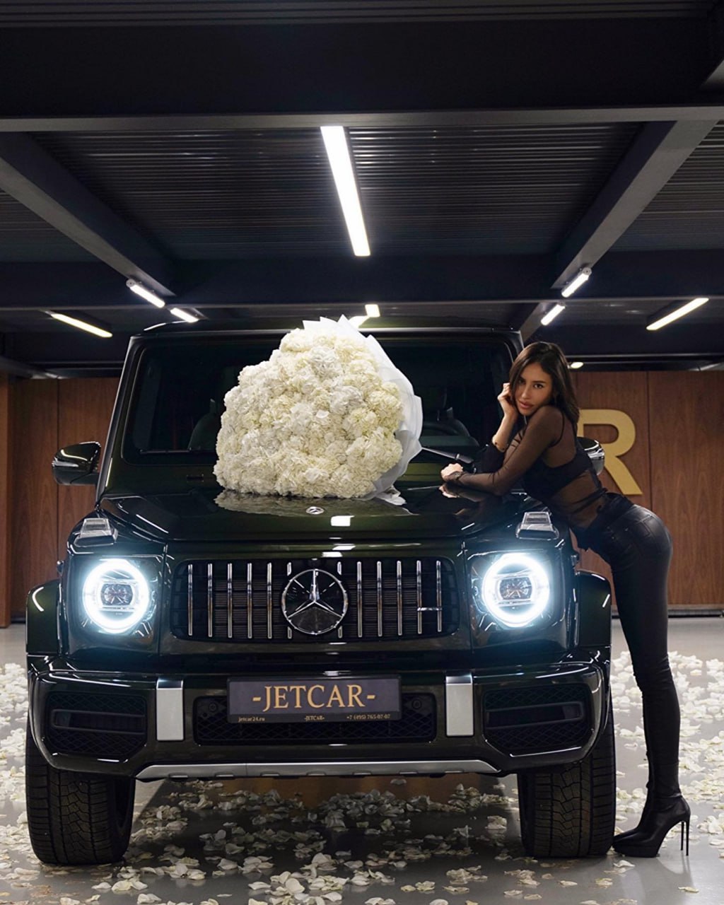 Тимоти начал баловать свою новую подружку дорогими подарками Тимоти начал баловать свою новую подружку дорогими подарками