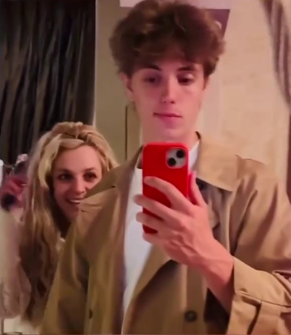 Бритни Спирс легла в рехаб, но танцы продолжаются