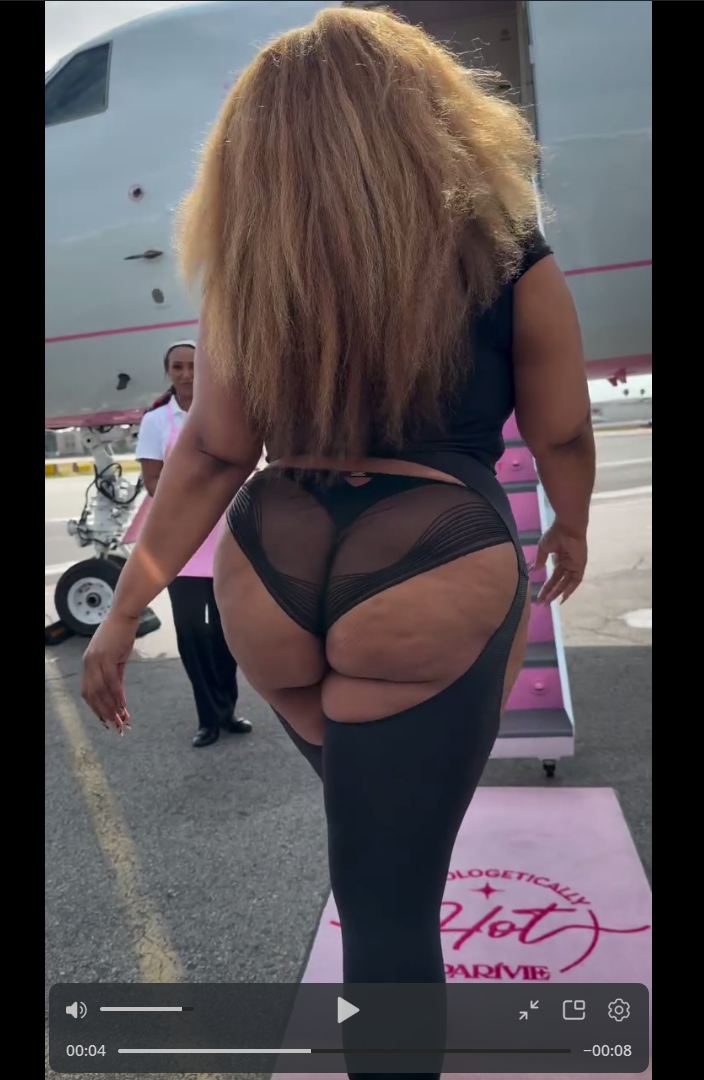 Пышная рэперша Лиззо занялась на сцене сексом с Лабубу